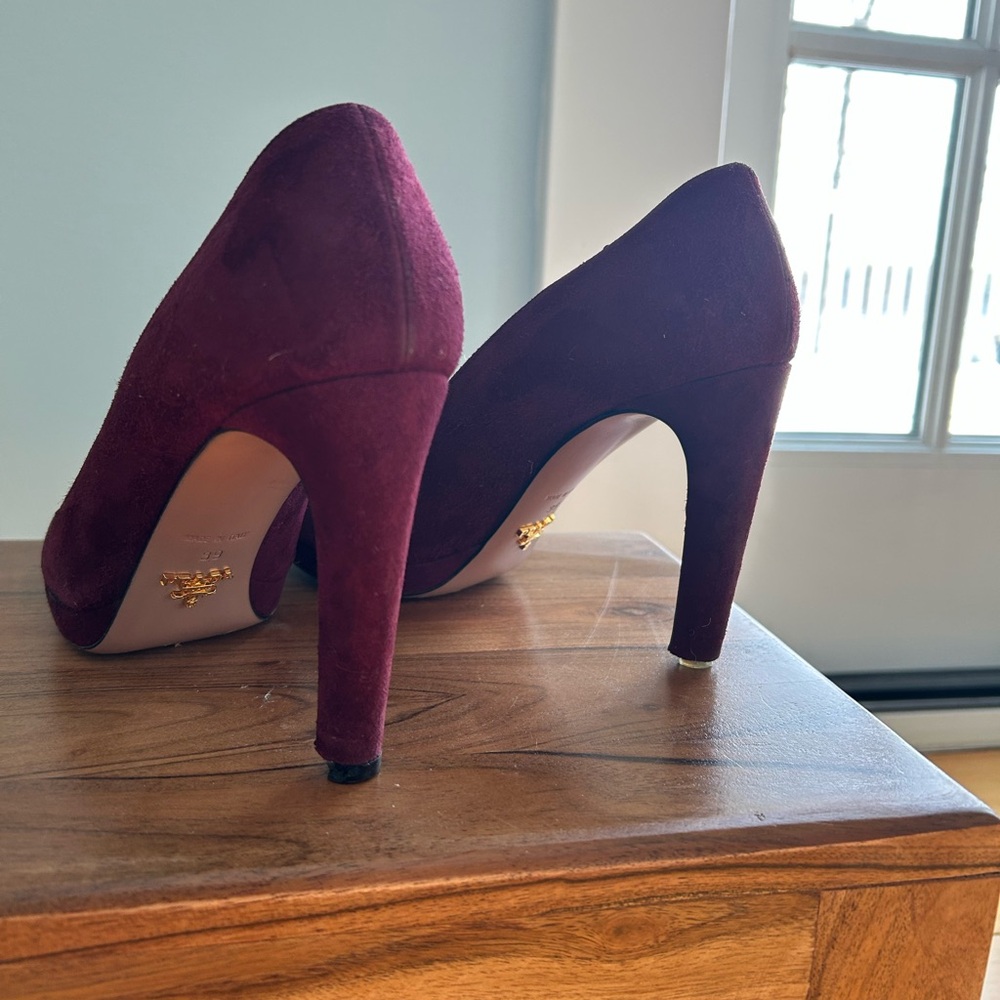 PRADA | Iconic Curved Heel | Burgundy Suede - Picture 7 of 7